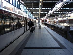 u bahn mit Radfahrer