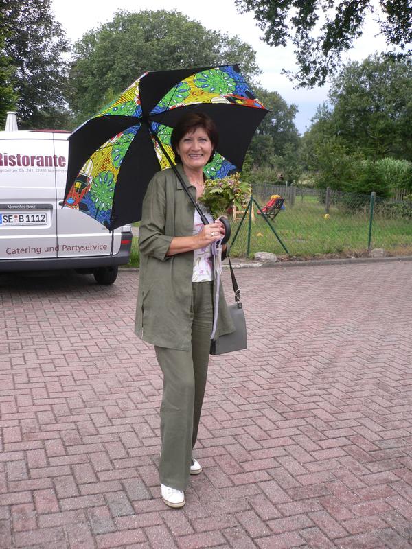 Ingrid Melzer mit Regenschirm
