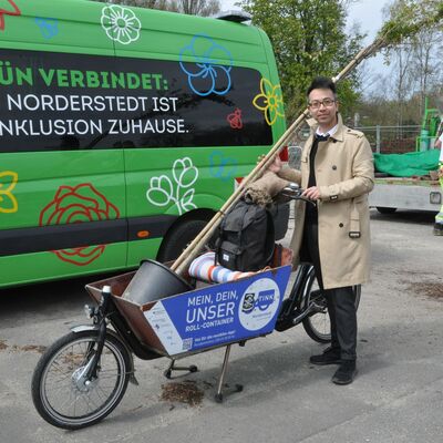 Cat Tuong Le aus Norderstedt-Harskheide transportierte seine herbstbl�hende Zierkirsche mit einem Transportrad von Nextbike nach Hause. (Copyright Stadt Norderstedt)