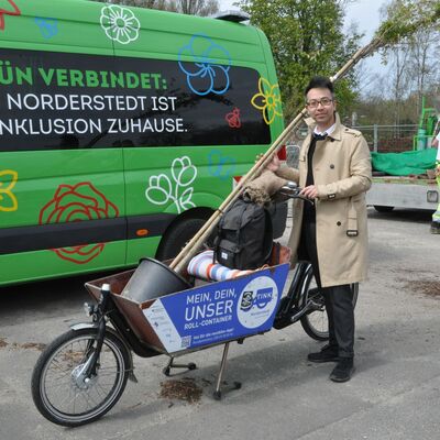 Cat Tuong Le aus Norderstedt-Harskheide transportierte seine herbstblhende Zierkirsche mit einem Transportrad von Nextbike nach Hause. (Copyright Stadt Norderstedt)