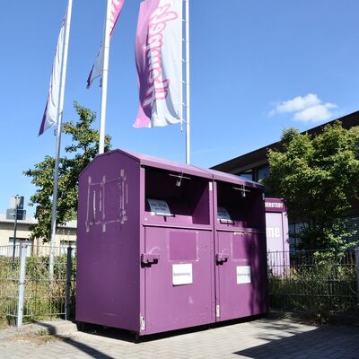 Container, die abgebaut und k�nftig durch Altkleidercontainer ersetzt werden