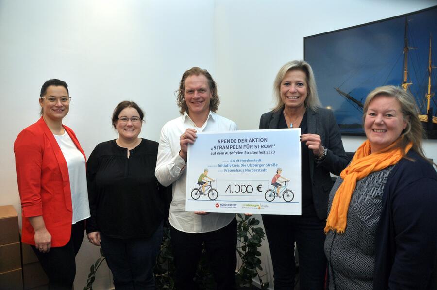 Nachhaltige Aktion für den guten Zweck: Veranstalter*innen des Autofreien Straßenfestes spenden 1000 Euro für Frauenhaus