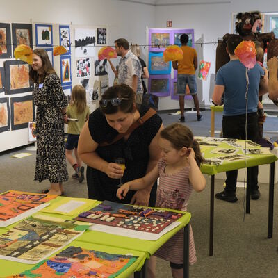 Kunterbunte Ausstellung im Stadtmuseum er�ffnet: Norderstedt - wie Kinder es sehen